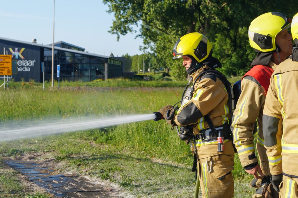 Kleine brand in bosschage aan Coldenhovelaan in Maasdijk snel onder controle