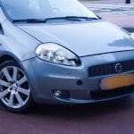 Auto botst op fietser op rotonde Westlandseweg in Maassluis