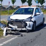 Diesellekkage na botsing tussen vrachtwagen en auto op Maasdijk