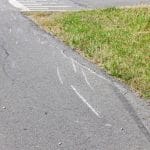 Twee lichtgewonden bij ongeval tussen scooter en auto op de Maassluissedijk in Vlaardingen