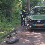 Auto rijdt lantaarnpaal omver op Rozenlaan in Maassluis