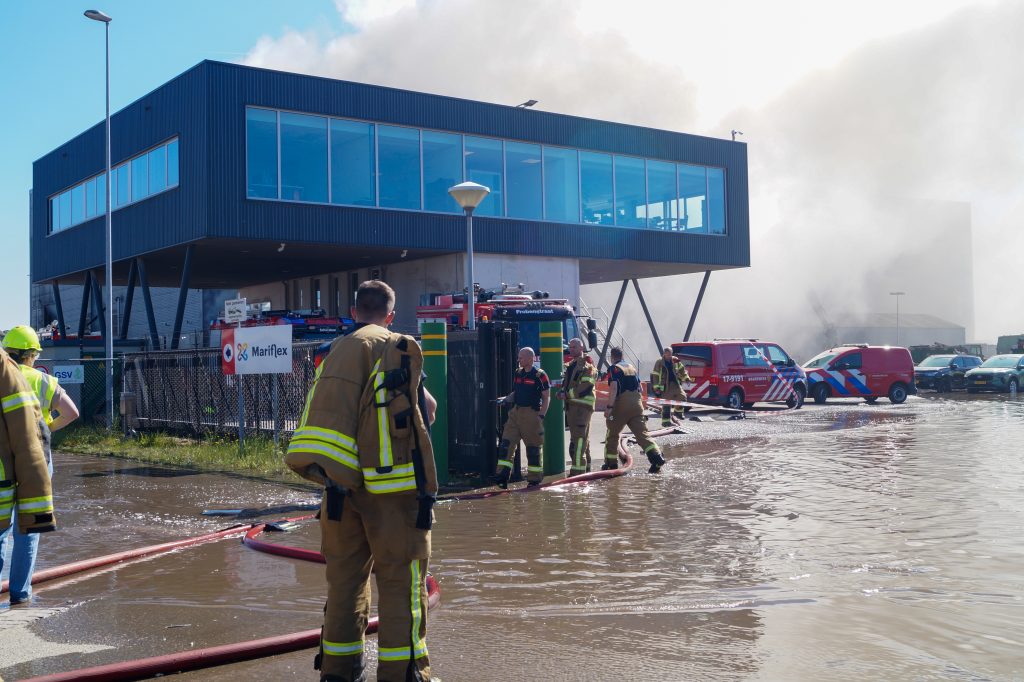 Zeer Grote Brand bij Recyclingbedrijf aan Maassluissedijk in Vlaardingen