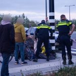 Auto botst op fietser op rotonde Westlandseweg in Maassluis