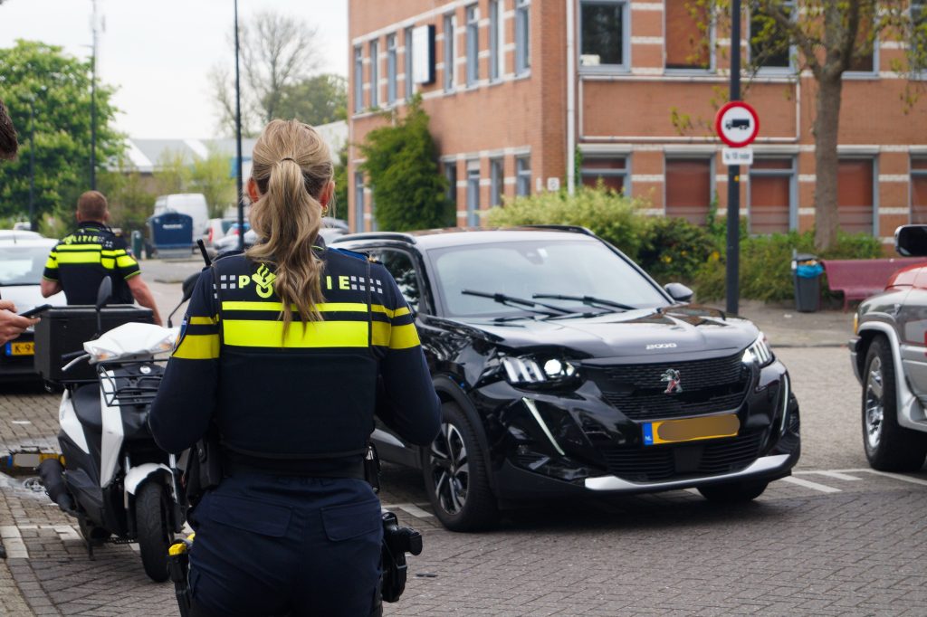 Verkeersongeval tussen scooter en auto op de P.J. Troelstraweg in Maassluis