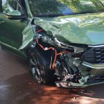 Auto rijdt lantaarnpaal omver op Rozenlaan in Maassluis