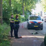 Auto rijdt lantaarnpaal omver op Rozenlaan in Maassluis