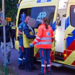 Auto botst op fietser op rotonde Westlandseweg in Maassluis