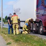 Diesellekkage na botsing tussen vrachtwagen en auto op Maasdijk