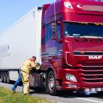 Diesellekkage na botsing tussen vrachtwagen en auto op Maasdijk