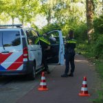 Auto rijdt lantaarnpaal omver op Rozenlaan in Maassluis
