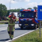 Diesellekkage na botsing tussen vrachtwagen en auto op Maasdijk