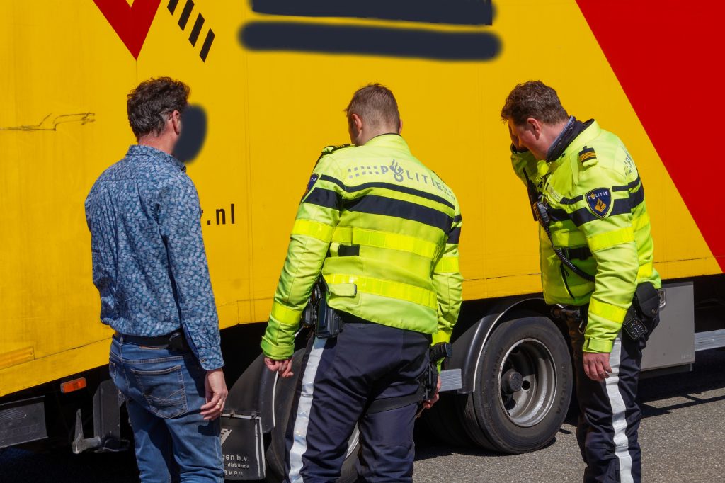 Voetganger gewond na aanrijding met vrachtwagen op Maasdijk