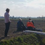 Man met scootmobiel belandt in sloot achter zijn tuin in Maasland